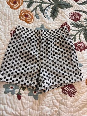 Bobeau Floral Cotton Women's Shorts in White and Black